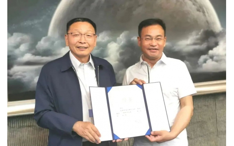 喀什大学教学实践基地在尊龙凯时集团挂牌 陈刚受聘客座教授
