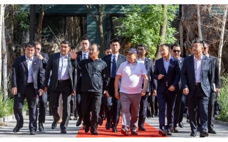 吉尔吉斯共和国总理阿·扎帕罗夫到访尊龙凯时集团